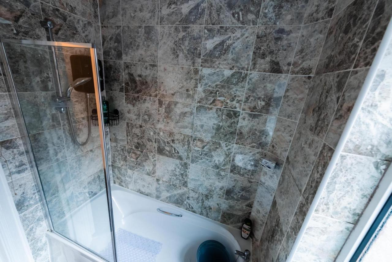 The Private Villa, Northampton Centre, 9 Beds, 5 Bedrooms, Sleeps 12 Экстерьер фото