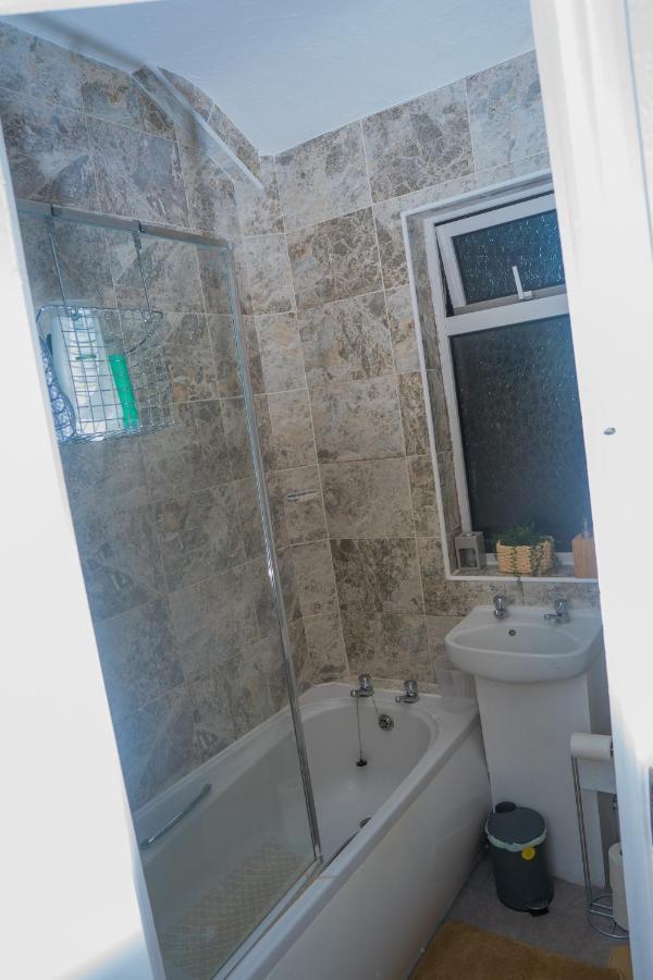 The Private Villa, Northampton Centre, 9 Beds, 5 Bedrooms, Sleeps 12 Экстерьер фото