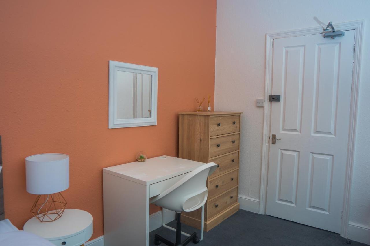 The Private Villa, Northampton Centre, 9 Beds, 5 Bedrooms, Sleeps 12 Экстерьер фото
